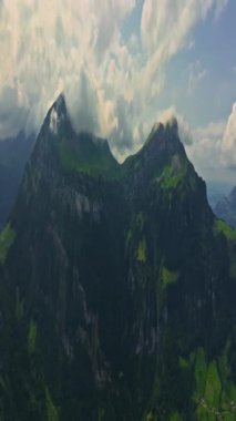 Yazın güzel İsviçre dağlarının havadan görünüşü. Lucerne yakınlarındaki yeşil çayırların insansız hava aracı görüntüsü. İsviçre Alpleri 'ndeki sıradağların çekimleri.