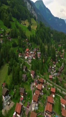 Yazın güzel İsviçre dağlarının havadan görünüşü. Lucerne yakınlarındaki yeşil çayırların insansız hava aracı görüntüsü. İsviçre Alpleri 'ndeki sıradağların çekimleri.