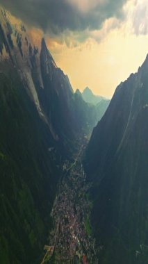 Chamonix 'in Drone Shot' u. Chamonix-Mont-Blanc, Fransa 'nın İsviçre ve İtalya sınırına yakın bir tatil köyüdür. Alplerin en yüksek zirvesi olan Mont Blanc eteklerinde yer almaktadır..