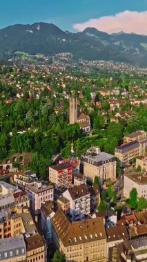 Vevey, İsviçre. İsviçre Rivierası 'nın ana merkezlerinden biri. Vevey, Cenevre Gölü kıyısında yer almaktadır.
