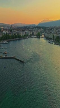 Cenevre, İsviçre 'de, Leman Gölü' nün güneybatısında yer alan bir şehirdir. Bir İHA gece şehrin üzerinde uçuyor. Köprülerin ve caddelerin üzerinden. İçi araba ve insan dolu..