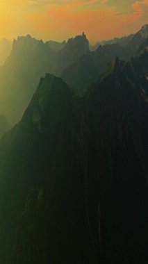 Chamonix 'in drone görüntüsü. Chamonix-Mont-Blanc, Fransa 'nın İsviçre ve İtalya sınırına yakın bir tatil köyüdür. Alplerin en yüksek zirvesi olan Mont Blanc eteklerinde yer almaktadır..