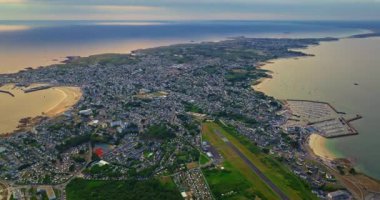 Fransa, Quiberon. Süper manzaralı vahşi sahil. Fransız yarımadasının havadan görünüşü. Fransız Atlantik kayalık kıyılarının muhteşem manzarası