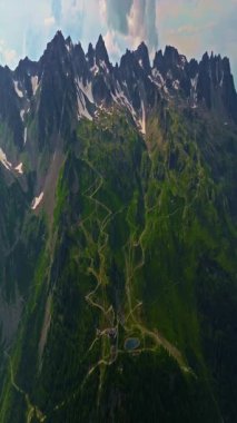 Chamonix 'in drone görüntüsü. Chamonix-Mont-Blanc, Fransa 'nın İsviçre ve İtalya sınırına yakın bir tatil köyüdür. Alplerin en yüksek zirvesi olan Mont Blanc eteklerinde yer almaktadır..