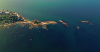 Fransa, Quiberon. Süper manzaralı vahşi sahil. Fransız yarımadasının havadan görünüşü. Fransız Atlantik kayalık kıyılarının muhteşem manzarası