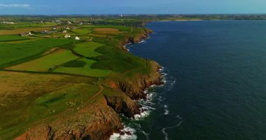 Güzel deniz manzarası, güzel kayalık kıyı, Fransa 'daki insansız hava aracı manzarası. Mavi okyanustaki kayaların üzerinden uçan dalgaların görüntüsü. Okyanus dalgaları çok güzel bir kumsal manzarası var..