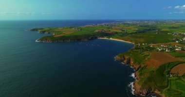 Güzel deniz manzarası, güzel kayalık kıyı, Fransa 'daki insansız hava aracı manzarası. Mavi okyanustaki kayaların üzerinden uçan dalgaların görüntüsü. Okyanus dalgaları çok güzel bir kumsal manzarası var..