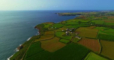 Güzel deniz manzarası, güzel kayalık kıyı, Fransa 'daki insansız hava aracı manzarası. Mavi okyanustaki kayaların üzerinden uçan dalgaların görüntüsü. Okyanus dalgaları çok güzel bir kumsal manzarası var..