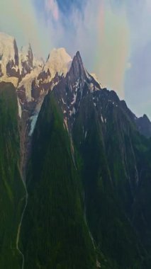 Chamonix 'in drone görüntüsü. Chamonix-Mont-Blanc, Fransa 'nın İsviçre ve İtalya sınırına yakın bir tatil köyüdür. Alplerin en yüksek zirvesi olan Mont Blanc eteklerinde yer almaktadır..