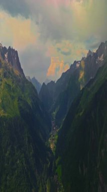 Chamonix 'in drone görüntüsü. Chamonix-Mont-Blanc, Fransa 'nın İsviçre ve İtalya sınırına yakın bir tatil köyüdür. Alplerin en yüksek zirvesi olan Mont Blanc eteklerinde yer almaktadır..
