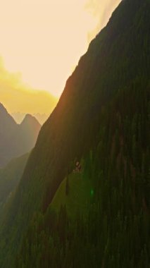 Chamonix 'in drone görüntüsü. Chamonix-Mont-Blanc, Fransa 'nın İsviçre ve İtalya sınırına yakın bir tatil köyüdür. Alplerin en yüksek zirvesi olan Mont Blanc eteklerinde yer almaktadır..