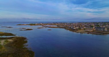 Roscoff şehir manzarası, Roscoff iskelesinin arka planında Fransa 'nın kuzeybatısında. Atlantik kıyısında gün batımında Roscoff 'ta resimli balıkçılık ve turist kasabası.