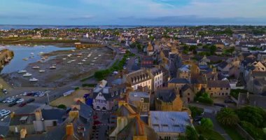 Roscoff şehir manzarası, Roscoff iskelesinin arka planında Fransa 'nın kuzeybatısında. Atlantik kıyısında gün batımında Roscoff 'ta resimli balıkçılık ve turist kasabası.