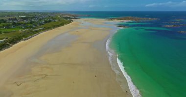 Plage des Amiets 'teki berrak turkuaz su ve dalgalarla sakin sahilin havadan görüntüsü..