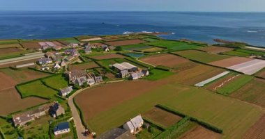 Ile de Batz, Fransa 'nın hava görüntüleri. Tropik cennet egzotik ada koyunun hava aracı videosu. Batz adasının en iyi plajları. Mükemmel körfezin hava aracı videosu. Tropik plaj manzarası.