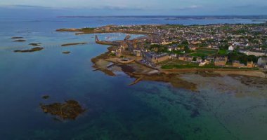 Roscoff şehir manzarası, Roscoff iskelesinin arka planında Fransa 'nın kuzeybatısında. Atlantik kıyısında gün batımında Roscoff 'ta resimli balıkçılık ve turist kasabası.