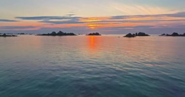 Güzel deniz manzarası, güzel kayalık kıyı, Fransa 'daki insansız hava aracı manzarası. Mavi okyanustaki kayaların üzerinden uçan dalgaların görüntüsü. Körfeze demirlemiş küçük motorlu tekne ve yatlar..