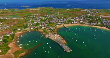 Ile de Batz, Fransa 'nın hava görüntüleri. Tropik cennet egzotik ada koyunun hava aracı videosu. Batz adasının en iyi plajları. Mükemmel körfezin hava aracı videosu. Tropik plaj manzarası.