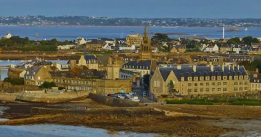 Roscoff şehir manzarası, Roscoff iskelesinin arka planında Fransa 'nın kuzeybatısında. Atlantik kıyısında gün batımında Roscoff 'ta resimli balıkçılık ve turist kasabası.