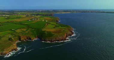 Güzel deniz manzarası, güzel kayalık kıyı, Fransa 'daki insansız hava aracı manzarası. Mavi okyanustaki kayaların üzerinden uçan dalgaların görüntüsü. Okyanus dalgaları çok güzel bir kumsal manzarası var..
