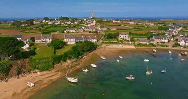 Ile de Batz, Fransa 'nın hava görüntüleri. Tropik cennet egzotik ada koyunun hava aracı videosu. Batz adasının en iyi plajları. Mükemmel körfezin hava aracı videosu. Tropik plaj manzarası.