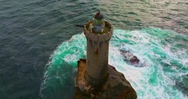 Phare du Four 'un dönüşümlü çekimi Bretagne Fransa' da bir deniz feneri. Okyanusta kıyıdan uzakta duran ve büyük dalgalarla ilk karşılaşan eski bir gemi..