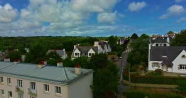 Fransa 'nın batı kıyısında Atlantik Okyanusu' nda güzel bir şehir. Fransa 'daki Morlaix şehrinin havadan görünüşü. Place Allende, Finistere Departmanı, Brittany, Fransa.
