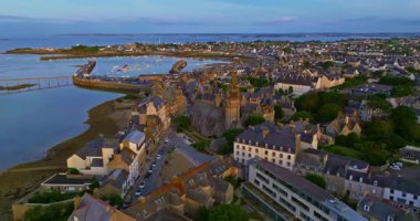 Roscoff şehir manzarası, Roscoff iskelesinin arka planında Fransa 'nın kuzeybatısında. Atlantik kıyısında gün batımında Roscoff 'ta resimli balıkçılık ve turist kasabası.