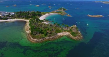 Roscoff şehir manzarası, Roscoff iskelesinin arka planında Fransa 'nın kuzeybatısında. Atlantik kıyısında gün batımında Roscoff 'ta resimli balıkçılık ve turist kasabası.