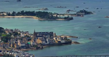 Roscoff şehir manzarası, Roscoff iskelesinin arka planında Fransa 'nın kuzeybatısında. Atlantik kıyısında gün batımında Roscoff 'ta resimli balıkçılık ve turist kasabası.