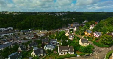 Fransa 'nın batı kıyısında Atlantik Okyanusu' nda güzel bir şehir. Fransa 'daki Morlaix şehrinin havadan görünüşü. Place Allende, Finistere Departmanı, Brittany, Fransa.