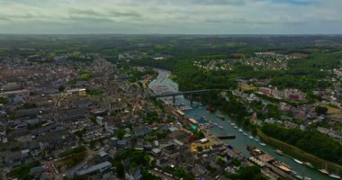 Fransa 'nın batı kıyısında Atlantik Okyanusu' nda güzel bir şehir. Brittany 'deki Douarnenez limanında hava manzarası. Yatları ve tekneleri olan sessiz bir balıkçı teknesi..