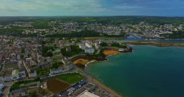 Fransa 'nın batı kıyısında Atlantik Okyanusu' nda güzel bir şehir. Brittany 'deki Douarnenez limanında hava manzarası. Yatları ve tekneleri olan sessiz bir balıkçı teknesi..