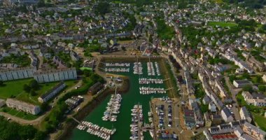 Fransa 'nın batı kıyısında Atlantik Okyanusu' nda güzel bir şehir. Brittany 'deki Douarnenez limanında hava manzarası. Yatları ve tekneleri olan sessiz bir balıkçı teknesi..