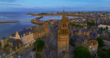 Roscoff şehir manzarası, Roscoff iskelesinin arka planında Fransa 'nın kuzeybatısında. Atlantik kıyısında gün batımında Roscoff 'ta resimli balıkçılık ve turist kasabası.