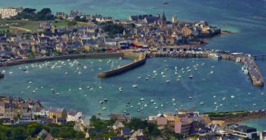 Roscoff şehir manzarası, Roscoff iskelesinin arka planında Fransa 'nın kuzeybatısında. Atlantik kıyısında gün batımında Roscoff 'ta resimli balıkçılık ve turist kasabası.