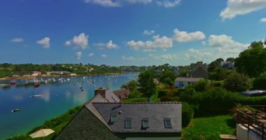 Fransa kıyılarının güzel bir manzarası. Saint Pabu 'nun kuzey Finistere Fransa' sında gün batımında güzel bir plaj manzarası. Brittany kıyı şeridi. Suyun turkuaz rengi.