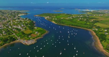 Fransa kıyılarının güzel bir manzarası. Saint Pabu 'nun kuzey Finistere Fransa' sında gün batımında güzel bir plaj manzarası. Brittany kıyı şeridi. Suyun turkuaz rengi.