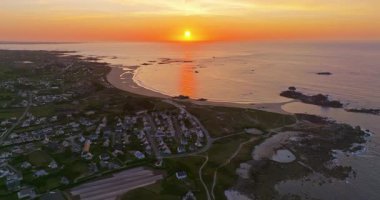Güzel deniz manzarası, güzel kayalık kıyı, Fransa 'daki insansız hava aracı manzarası. Mavi okyanustaki kayaların üzerinden uçan dalgaların görüntüsü. Körfeze demirlemiş küçük motorlu tekne ve yatlar..