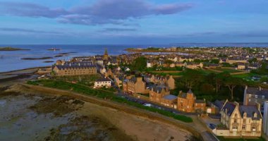 Roscoff şehir manzarası, Roscoff iskelesinin arka planında Fransa 'nın kuzeybatısında. Atlantik kıyısında gün batımında Roscoff 'ta resimli balıkçılık ve turist kasabası.