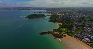 Fransa 'nın batı kıyısında Atlantik Okyanusu' nda güzel bir şehir. Brittany 'deki Douarnenez limanında hava manzarası. Yatları ve tekneleri olan sessiz bir balıkçı teknesi..