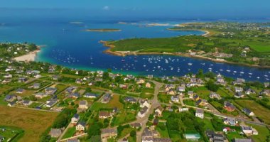Fransa kıyılarının güzel bir manzarası. Saint Pabu 'nun kuzey Finistere Fransa' sında gün batımında güzel bir plaj manzarası. Brittany kıyı şeridi. Suyun turkuaz rengi.