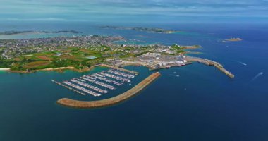 Roscoff şehir manzarası, Roscoff iskelesinin arka planında Fransa 'nın kuzeybatısında. Atlantik kıyısında gün batımında Roscoff 'ta resimli balıkçılık ve turist kasabası.