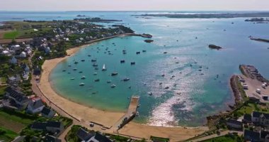 Fransa kıyılarının güzel bir manzarası. Saint Pabu 'nun kuzey Finistere Fransa' sında gün batımında güzel bir plaj manzarası. Brittany kıyı şeridi. Suyun turkuaz rengi.
