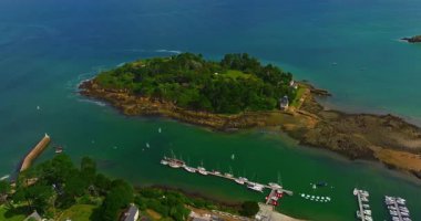 Fransa 'nın batı kıyısında Atlantik Okyanusu' nda güzel bir şehir. Brittany 'deki Douarnenez limanında hava manzarası. Yatları ve tekneleri olan sessiz bir balıkçı teknesi..