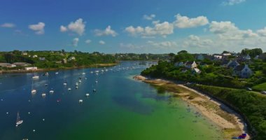 Fransa kıyılarının güzel bir manzarası. Saint Pabu 'nun kuzey Finistere Fransa' sında gün batımında güzel bir plaj manzarası. Brittany kıyı şeridi. Suyun turkuaz rengi.