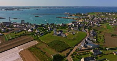 Ile de Batz, Fransa 'nın hava görüntüleri. Tropik cennet egzotik ada koyunun hava aracı videosu. Batz adasının en iyi plajları. Mükemmel körfezin hava aracı videosu. Tropik plaj manzarası.