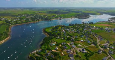 Fransa kıyılarının güzel bir manzarası. Saint Pabu 'nun kuzey Finistere Fransa' sında gün batımında güzel bir plaj manzarası. Brittany kıyı şeridi. Suyun turkuaz rengi.
