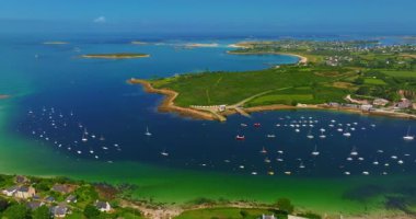 Fransa kıyılarının güzel bir manzarası. Saint Pabu 'nun kuzey Finistere Fransa' sında gün batımında güzel bir plaj manzarası. Brittany kıyı şeridi. Suyun turkuaz rengi.