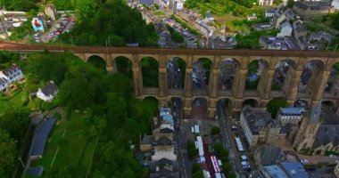 Morlaix köprüsünün üzerinde İHA görüntüsü. Fransa 'daki Morlaix şehrinin havadan görünüşü. Finistere Departmanı, Brittany, Fransa.